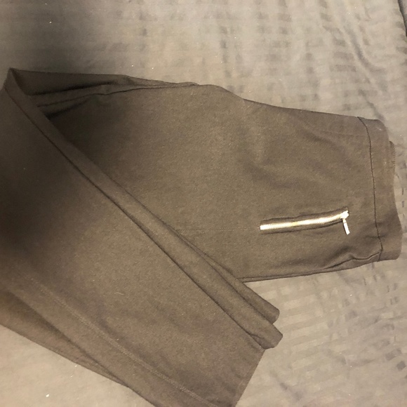 Jules & Leopold Black Capri Pants w/side zippers - Picture 6 of 7